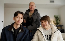 Lời hứa giúp bố mẹ nghỉ hưu sớm của chàng trai gốc Việt Lời hứa giúp bố mẹ nghỉ hưu sớm của chàng trai gốc Việt