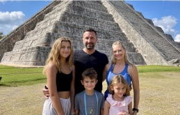 Hối hận sau 5 năm đưa con đi khắp thế giới