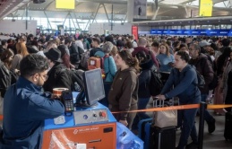 Kiếm tiền bằng nghề đứng xếp hàng thuê