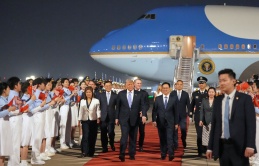 Trung Quốc trải thảm đỏ đón ông Trump ở sân bay Bắc Kinh