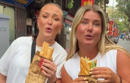 'Stand banh mi' tạo cơn sốt bánh mì vỉa hè Việt Nam