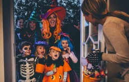 Vì sao chúng ta lại nói 'Trick or Treat' trong dịp Halloween?