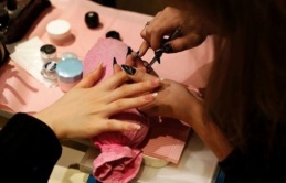 Góc khuất bên trong các tiệm nail giúp người Việt nhập cư “đổi đời“: Bị vắt kiệt sức lao động, không thể cầu cứu ai cùng các hoạt động t ội ph ạm trá hình khác