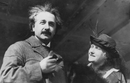 Bí quyết của thiên tài Einstein: Thành công = Làm việc + Chơi + Giữ im lặng