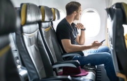 Luật ngầm về đặt tay khi ngồi máy bay