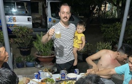 Người nước ngoài sốc với văn hóa nhậu ở Việt Nam