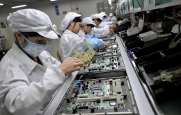 'Những con ốc vít' chặn đường iPhone trở về Mỹ
