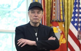 Musk mất gần 100 tỷ USD một ngày vì đấu khẩu với ông Trump