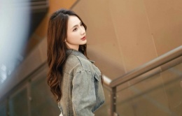 Cô gái 'gây sốt' khi sáng làm người mẫu, tối làm đồng nát