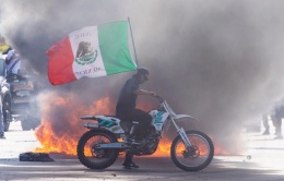 Lý do nhiều người biểu tình ở Los Angeles vẫy cờ Mexico