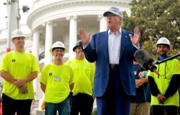 Ông Trump đùa về người nhập cư trong lễ dựng cờ ở Nhà Trắng