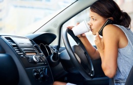 Luật mới ở California cấm tài xế chạm vào điện thoại khi đang lái xe