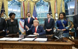Ông Trump nói đùa khi khen nữ phóng viên xinh đẹp