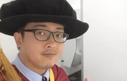 Chàng shipper có 4 bằng thạc sĩ, tiến sĩ