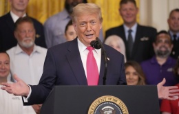 Ông Trump kể cuộc trò chuyện 'huyền thoại' với nữ bồi bàn