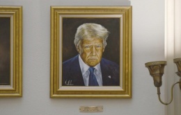 Bang Mỹ đổi ảnh chân dung ông Trump sau khi bị chê