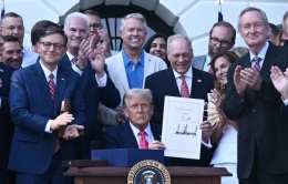 Ông Trump ký duyệt 'Đạo luật to đẹp'