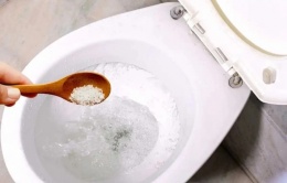 Tại sao nên rắc muối vào bồn cầu?