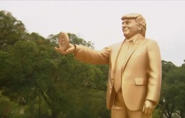 Xuất hiện tượng vàng ông Trump cầm Bitcoin trước tòa quốc hội Mỹ