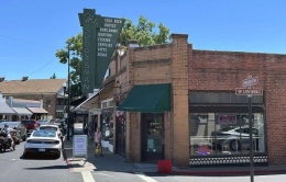 Quán bar vừa mua súng vừa uống bia ở California