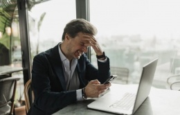 Nghịch lý người Mỹ lương cao vẫn 'tiền về là hết'