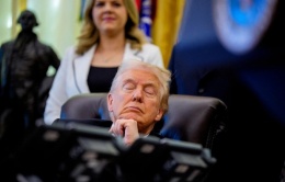 Ông Trump gây chú ý vì nhắm nghiền mắt trong sự kiện ở Nhà Trắng Ông Trump gây chú ý vì nhắm nghiền mắt trong sự kiện ở Nhà Trắng