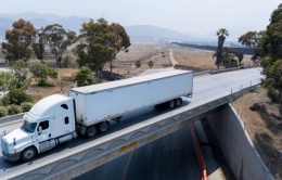 California thu hồi 17.000 bằng lái xe thương mại của người nhập cư