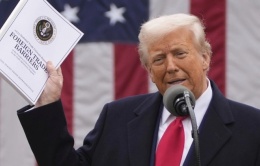 Hoài nghi về ý tưởng phát 2.000 USD cho dân Mỹ của ông Trump Hoài nghi về ý tưởng phát 2.000 USD cho dân Mỹ của ông Trump