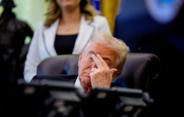 Dấu hiệu tuổi tác bắt đầu đè nặng lên ông Trump