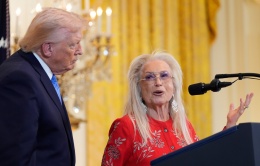 Tỷ phú hứa tặng 250 triệu USD để ông Trump tranh cử nhiệm kỳ ba Tỷ phú hứa tặng 250 triệu USD để ông Trump tranh cử nhiệm kỳ ba