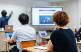 Vì sao nhiều người Mỹ đi học lại ở tuổi 40? Vì sao nhiều người Mỹ đi học lại ở tuổi 40?