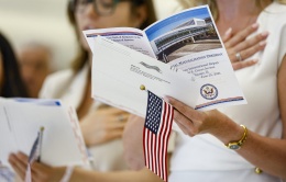 Chính quyền Trump gia tăng tước quốc tịch một số công dân Mỹ Chính quyền Trump gia tăng tước quốc tịch một số công dân Mỹ