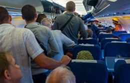 Những hành vi kém sang khi xuống máy bay