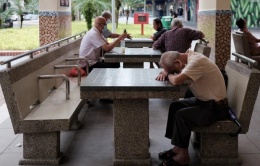 Trầm cảm tuổi già bởi những đứa con 'ký sinh'