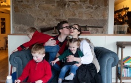 Cặp vợ chồng quyết sinh 10 con để 'cứu nhân loại' Cặp vợ chồng quyết sinh 10 con để 'cứu nhân loại'