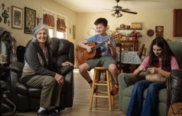 Ông bà Mỹ 'còng lưng' gánh chi phí nuôi cháu