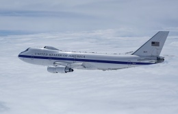 Mạng xã hội Mỹ dậy sóng vì máy bay 'Ngày tận thế' xuất hiện ở Los Angeles Mạng xã hội Mỹ dậy sóng vì máy bay 'Ngày tận thế' xuất hiện ở Los Angeles