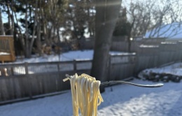 Video nĩa mì Ý lơ lửng giữa trời 'gây sốt' Video nĩa mì Ý lơ lửng giữa trời 'gây sốt'