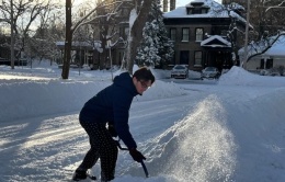 Người Việt kể quy định bắt buộc xúc tuyết trước nhà ở Canada