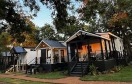 Người già Mỹ bán nhà to, vào làng tí hon dưỡng già