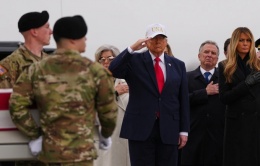 Ông Trump bị chỉ trích vì đội mũ trong lễ đón thi hài lính Mỹ