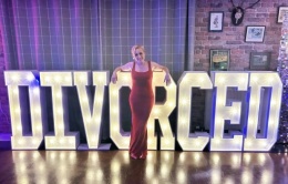 Bà mẹ hai con mở tiệc ăn mừng ly hôn