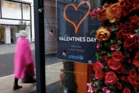 Người nước ngoài bất ngờ với 'văn hóa Valentine' Việt Nam
