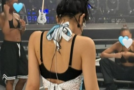 Jennie lại 'gây bão' vì khoảnh khắc gợi cảm trước thềm biểu diễn tại Coachella 2025