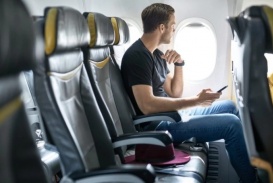 Luật ngầm về đặt tay khi ngồi máy bay