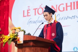 Chàng trai 'gây sốt' với bài phát biểu về bố mẹ không biết chữ