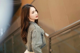 Cô gái 'gây sốt' khi sáng làm người mẫu, tối làm đồng nát