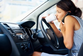 Luật mới ở California cấm tài xế chạm vào điện thoại khi đang lái xe