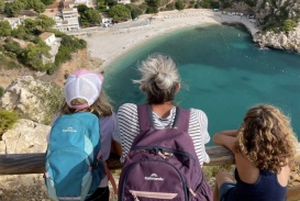 Trái đắng của những gia đình 'ôm con đi vòng quanh thế giới'