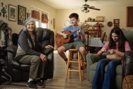 Ông bà Mỹ 'còng lưng' gánh chi phí nuôi cháu